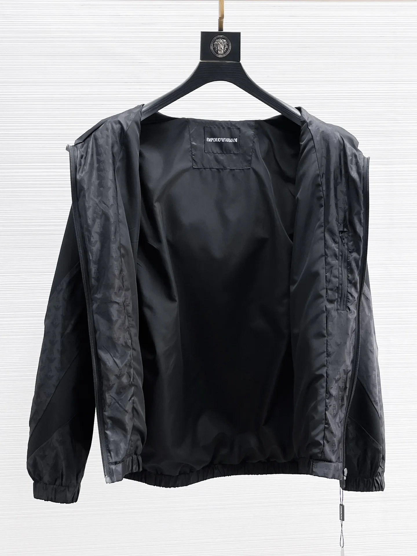 Armani official website Same Style, complete with three labels, on sale in advance. 2026 Autumn and Winter New Arrival men's jacket, Original with complete three labels, Premium version. Custom-made fabrics at the counter. Breathable, high comfort, impeccable details, brand element design concept, reflecting high quality. It feels delicate and soft, presents a casual cut, and has a great upper body shape. Sizes: M～3XL,